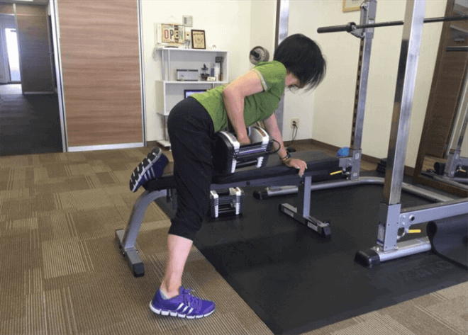 オーナートレーナー松井香 ワンハンドローイングを行なう女性トレーナー松井香