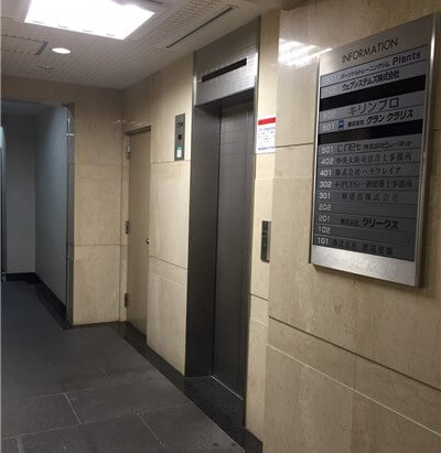スクエアコート内淡路一階エレベーターホール